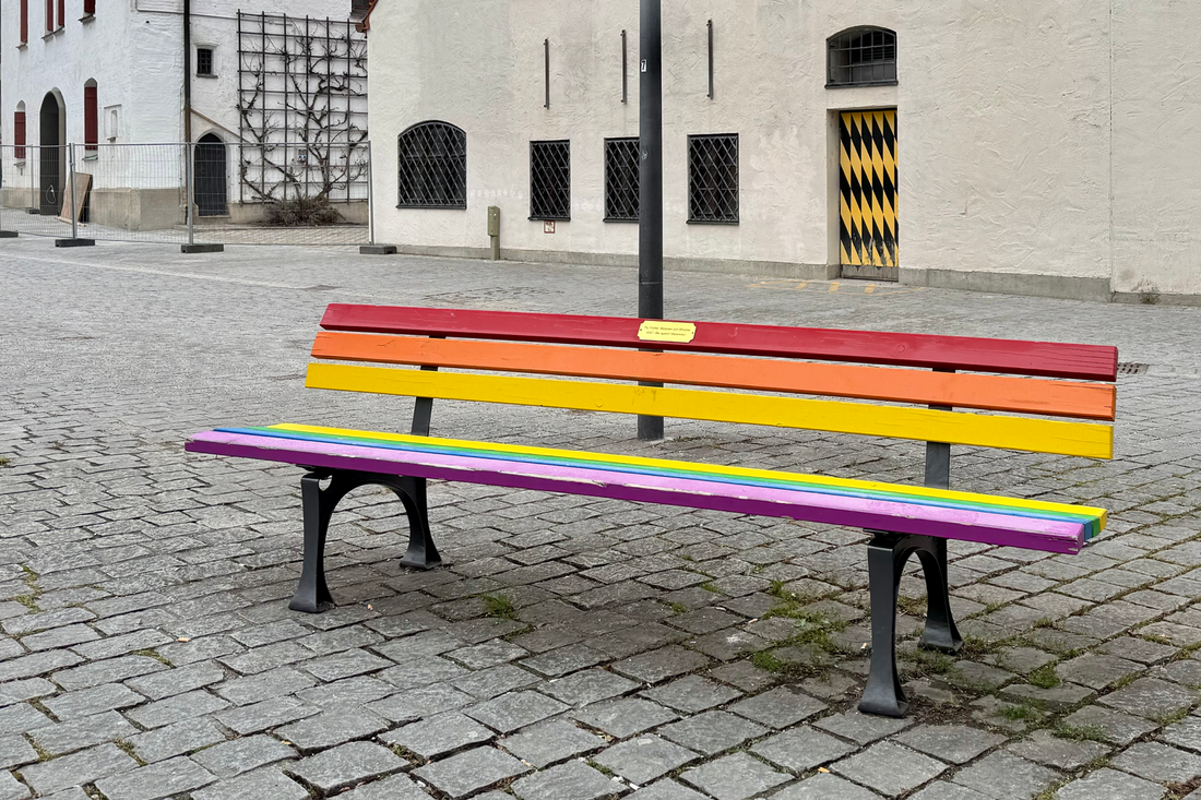 Regenbogenbänke in München: Wo Vielfalt Platz nimmt